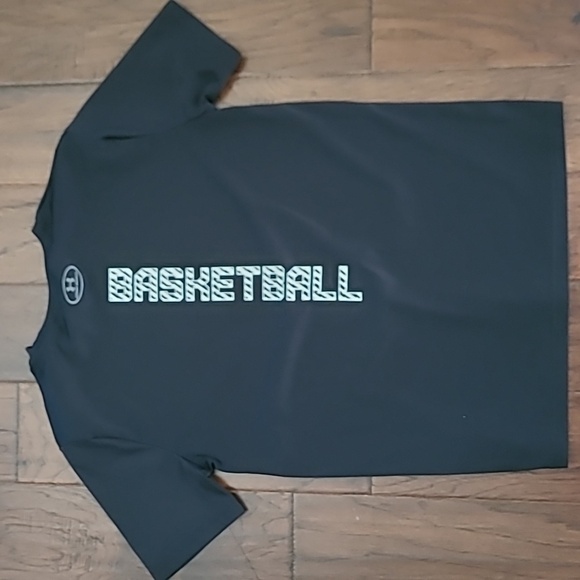 Under Armour boy's black t-shirt featuring a unique graphic design size XL - Picture 3 of 5